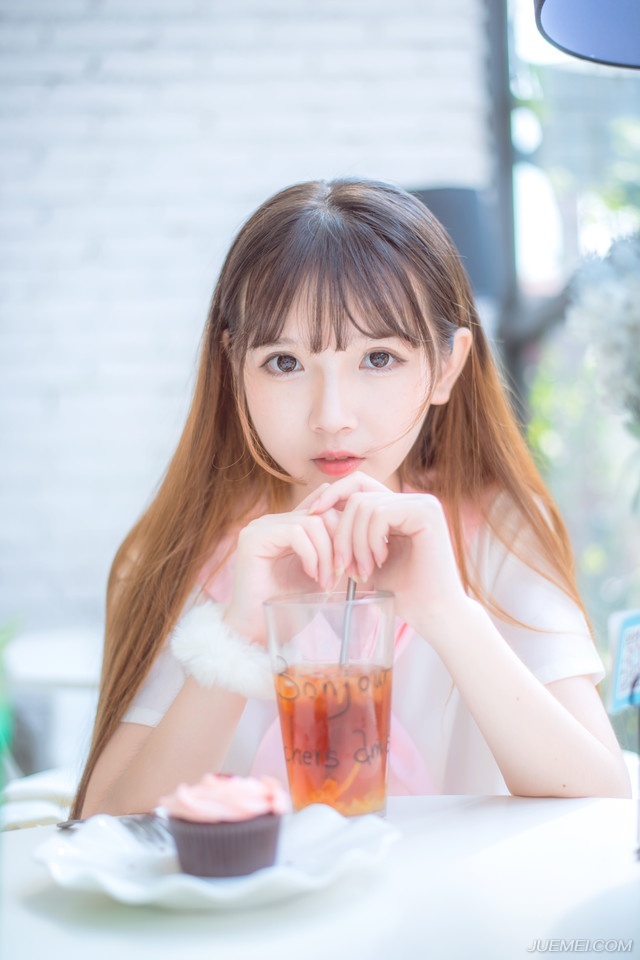 我可以假装不知道一直微笑扮演你的配角。
